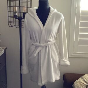Plush White Yummy Hooded Bathrobe EUC
